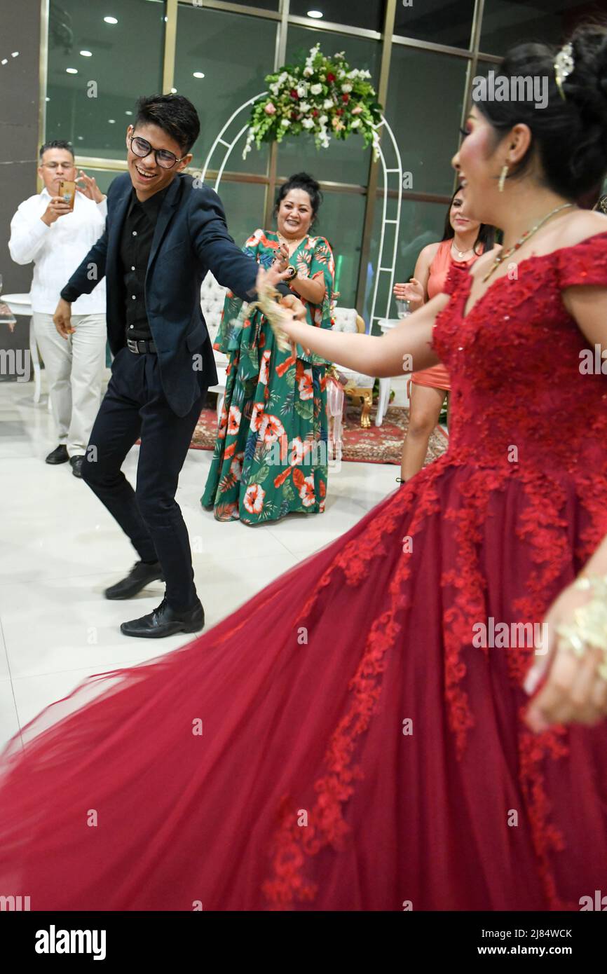 Amici e familiari ballano durante la Quinceañera del compleanno di una ragazza messicana del 15th. Questa occasione speciale è celebrata da ragazze in tutta l'America Latina / Campeche, Messico Foto Stock