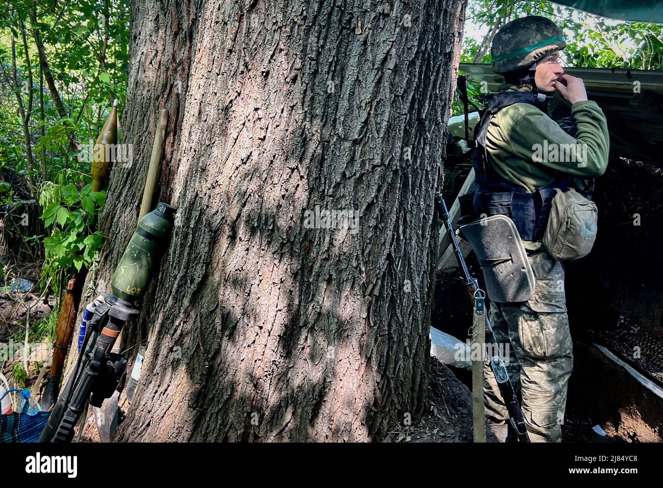 5 maggio 2022, Slatyne, Kharkiv'ka Oblast'', Ucraina: Un soldato ucraino ha visto fumare in una posizione di difesa non divulgata a Slatyne. Mentre la Russia rifornisce le sue truppe e ha concentrato l'offensiva nella parte orientale dell'Ucraina, Kharkiv e la zona circostante in Ucraina sono ora sotto costante minaccia di bombardamenti e attacchi aerei russi. (Credit Image: © Alex Chan Tsz Yuk/SOPA Images via ZUMA Press Wire) Foto Stock