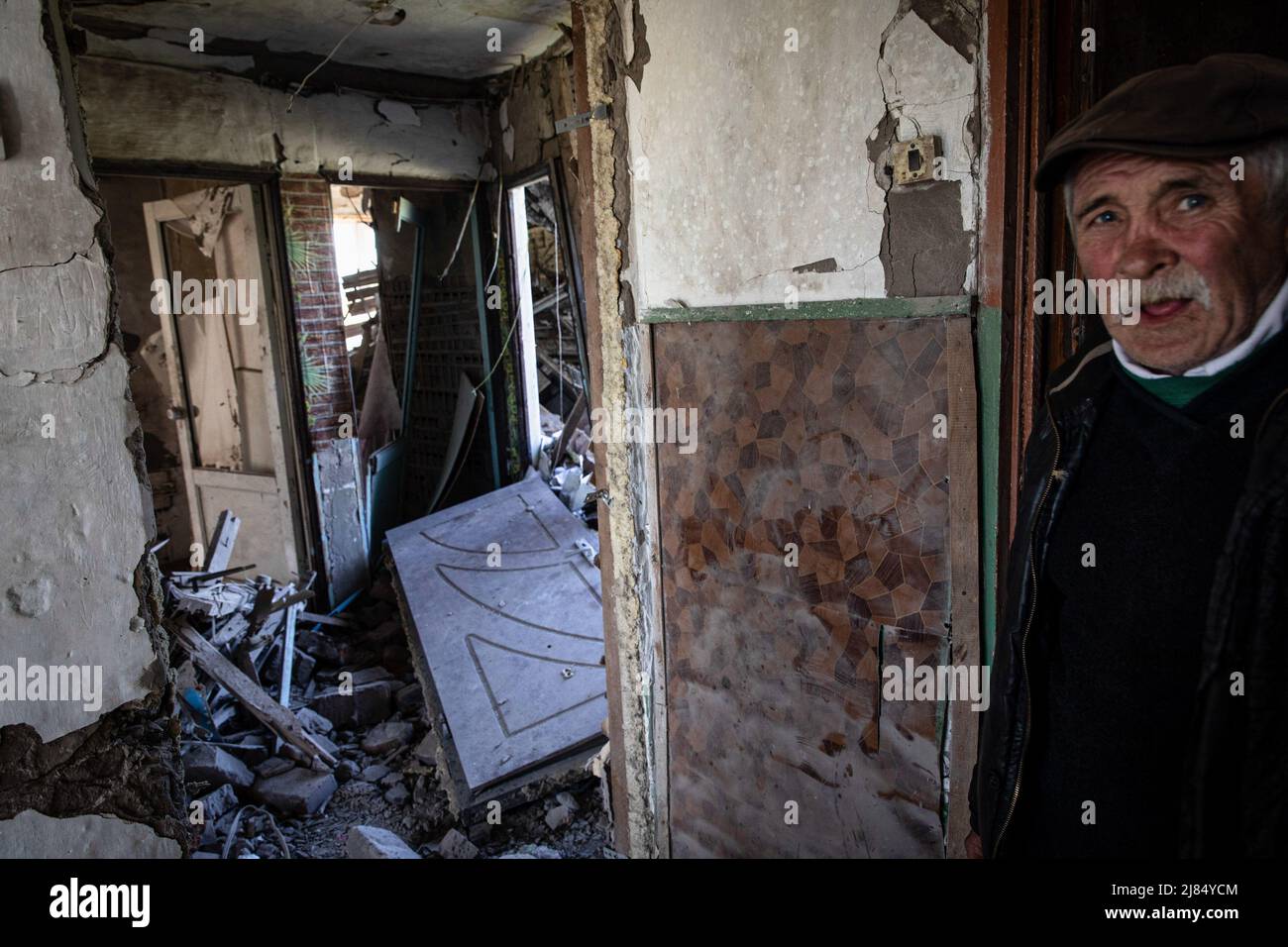 5 maggio 2022, Slatyne, Kharkiv'ka Oblast'', Ucraina: Un vecchio uomo mostra la sua casa che è stata pesantemente distrutta da bombardamenti. Mentre la Russia rifornisce le sue truppe e ha concentrato l'offensiva nella parte orientale dell'Ucraina, Kharkiv e la zona circostante in Ucraina sono ora sotto costante minaccia di bombardamenti e attacchi aerei russi. (Credit Image: © Alex Chan Tsz Yuk/SOPA Images via ZUMA Press Wire) Foto Stock