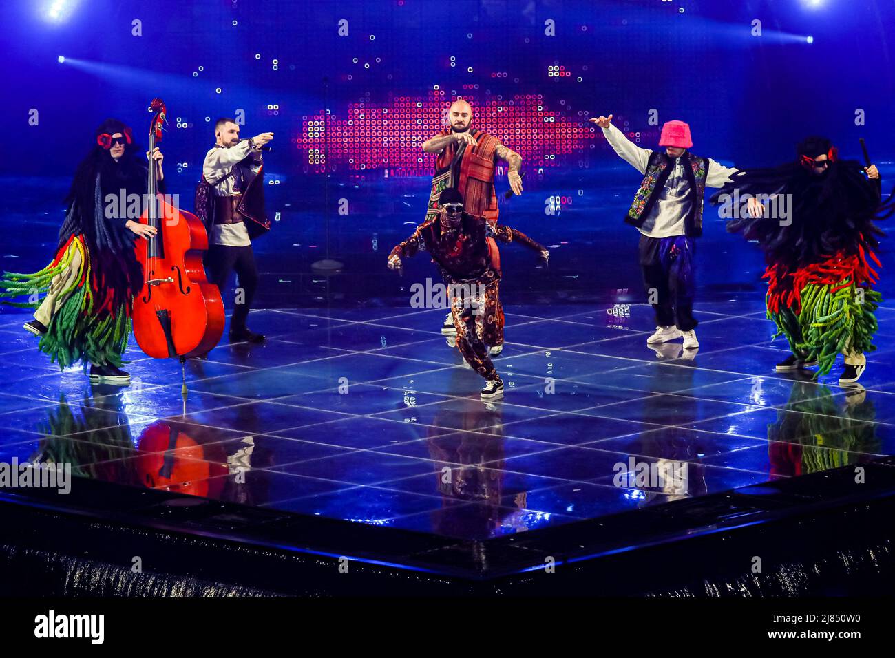 Kalush Orchestra of Ukraine, il grande favorito per la finale di Eurovision 2022 - file - Kalush Orchestra for Ukraine suona sul palco durante la demifinale di Eurovision Song Contest 1st. Torino (Italia) il 10th maggio 2022. Foto di Marco Piovanotto/ABACAPRESS.COM Foto Stock