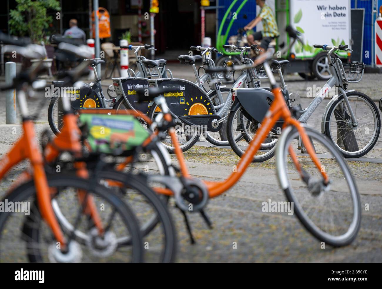 Berlino, Germania. 12th maggio 2022. Numerose biciclette a noleggio dal fornitore Donkey Republic (di fronte) e Nexxtbike (sullo sfondo) sono parcheggiate sul marciapiede. Credit: Monika Skolimowska/dpa/Alamy Live News Foto Stock