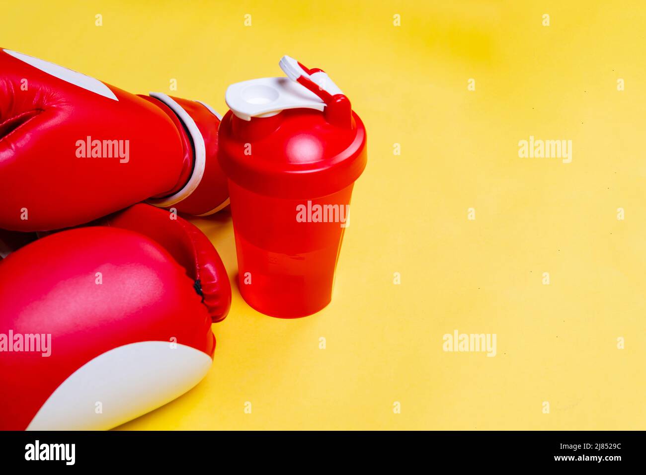 Guanti da boxer sheker gialli rossi pace blu sfondo cast, per attrezzature bodybuilding in benessere per pugilato atletico, forza di lotta. Sportswear Hit Foto Stock