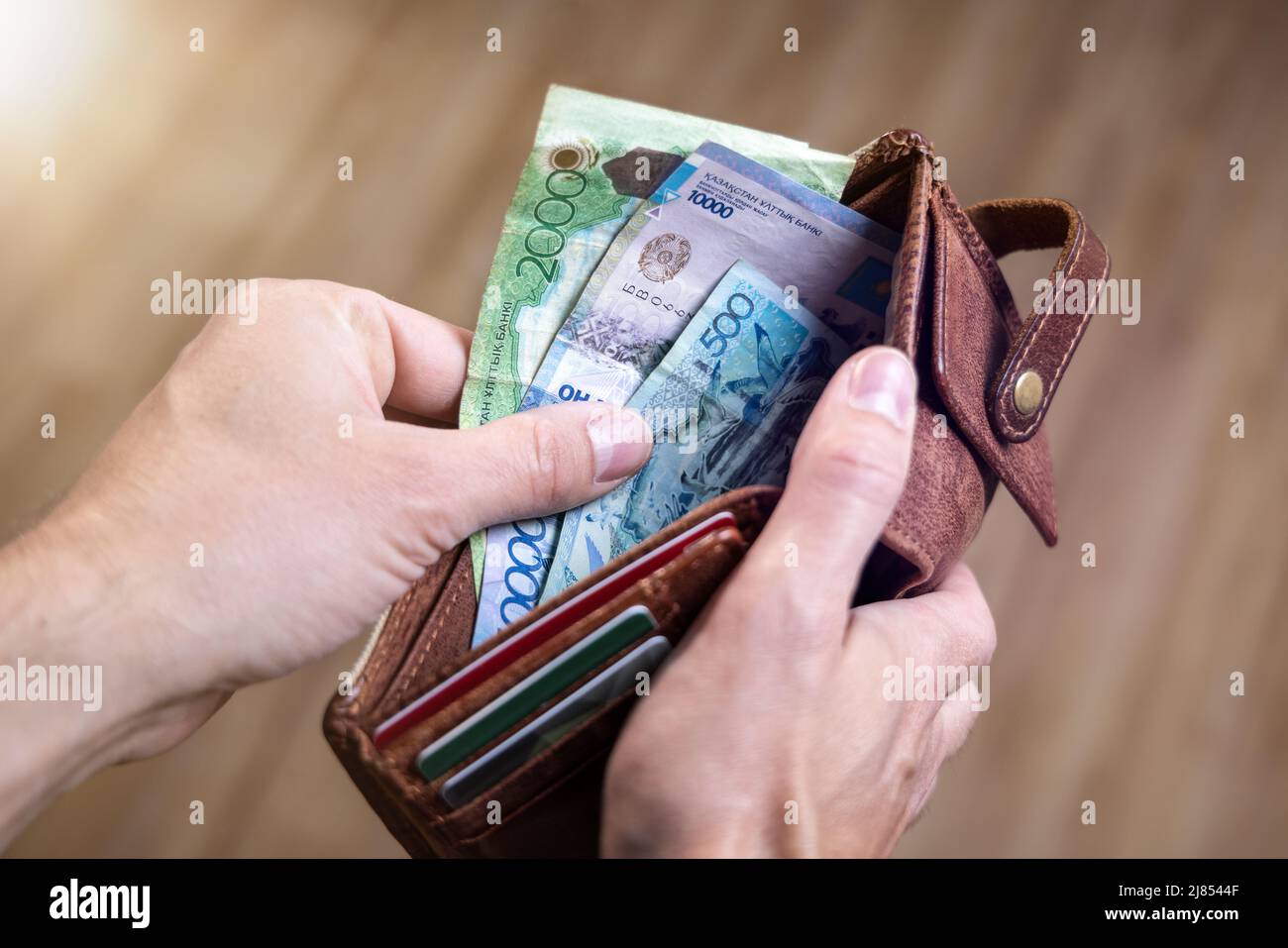 Banconote in manica kazako in un portafoglio Foto Stock