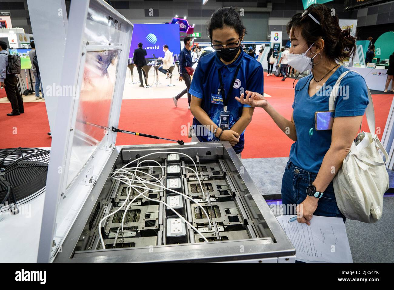 Bangkok, Tailandia. 13th maggio 2022. Un lavoratore dimostra il loro prodotto alla Thailand Crypto Expo 2022. La gente frequenta la Thailand Crypto Expo 2022 al Bangkok International Trade & Exhibition Centre (BITEC) di Bangkok. La convenzione, che si chiama "la più grande Crypto Expo nel Sud-Est asiatico", avviene in un momento di panico per gli investitori di tutto il mondo a causa di un crollo del mercato della criptovaluta, con il popolare Terra Luna (LUNA) che perde il 99% del suo valore durante la notte e Bitcoin (BTC) che perde il 2%, portandolo a 28.379,26 dollari, un minimo di 16 mesi. (Foto di Matt Hunt/SOPA Images/Sipa USA) Credit: Sipa USA/Alamy Live News Foto Stock