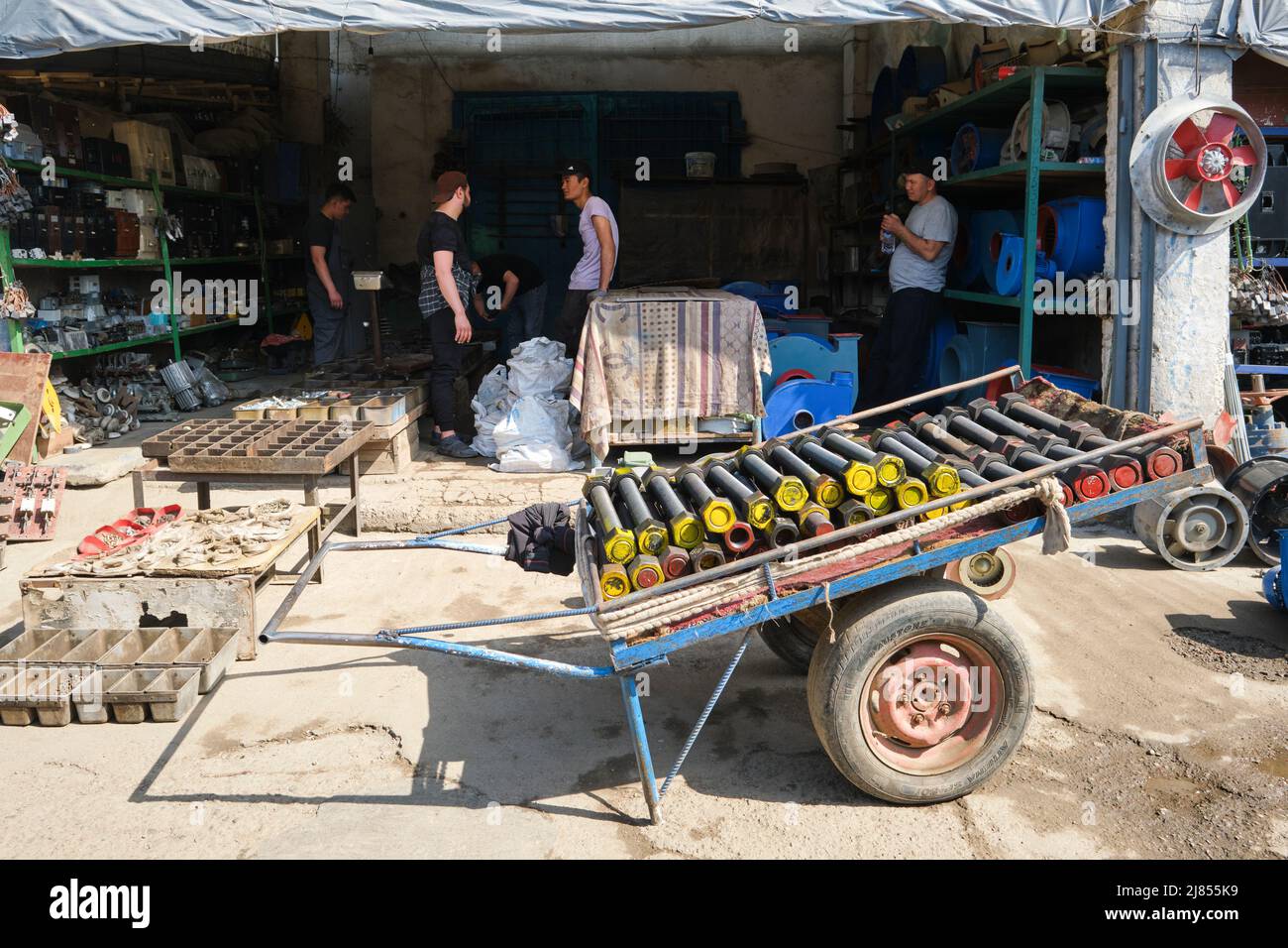 Un negozio, stalla, che si specializza nella vendita dei bulloni grandi, altre parti. Presso il mercato di Yangiobod Bozor a Tashkent, Uzbekistan. Foto Stock