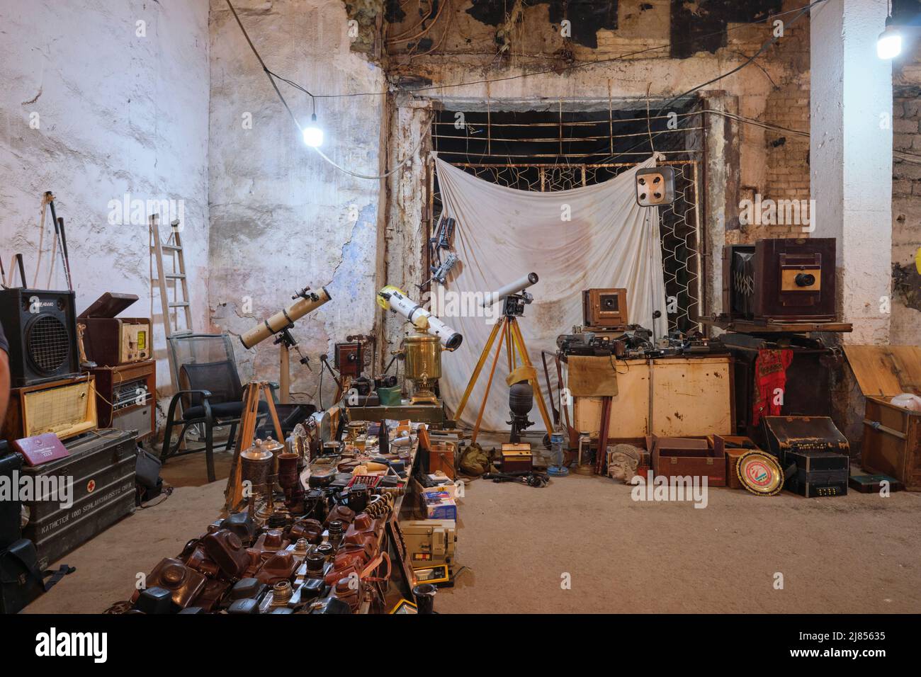 Una stalla con vista vecchia, 35mm, telecamere di formato medio e telescopi. Presso il mercato di Yangiobod Bozor a Tashkent, Uzbekistan. Foto Stock