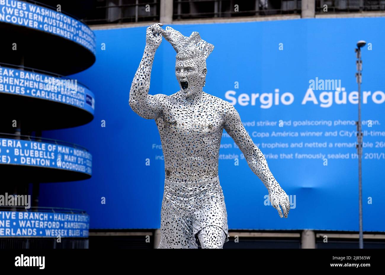 Una statua della leggenda del Manchester City Club, Sergio Aguero, disegnata dallo scultore Andy Scott fuori dall'Etihad Stadium di Manchester, per commemorare il decimo anniversario del primo titolo della Premier League del Club e l'iconico momento '93:20'. Data foto: Venerdì 13 maggio 2022. Foto Stock