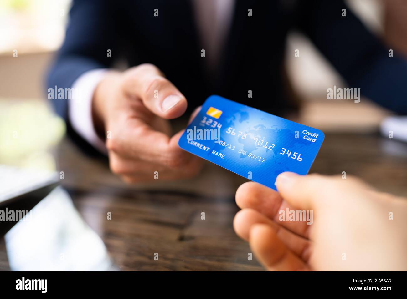 Transazione commerciale con carta di credito. Carta di debito uomo Holding Foto Stock