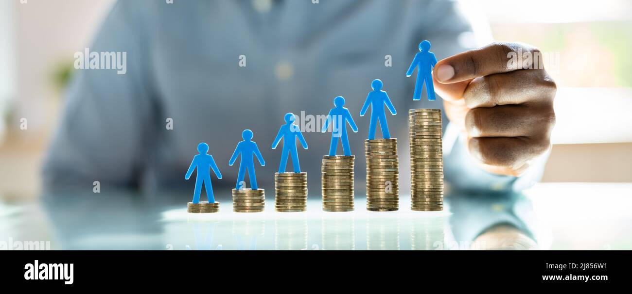 Salario minimo e aumento salario. Compensazione e profitto assicurativi Foto Stock