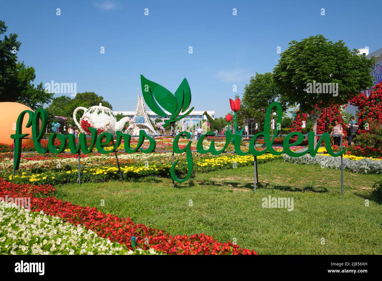 Uno dei segni, questo che dice, Giardino dei Fiori. Al Festival dei Fiori del 2022 di fronte alla Biblioteca di Stato di Tashkent, Uzbekistan. Foto Stock