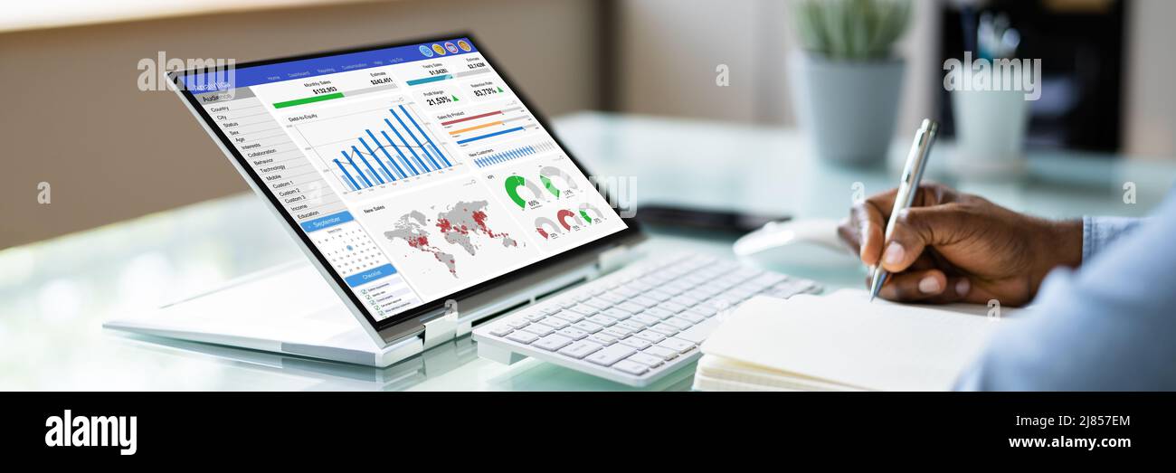 Analista dei dati che utilizza il dashboard KPI di Data Analytics Foto Stock
