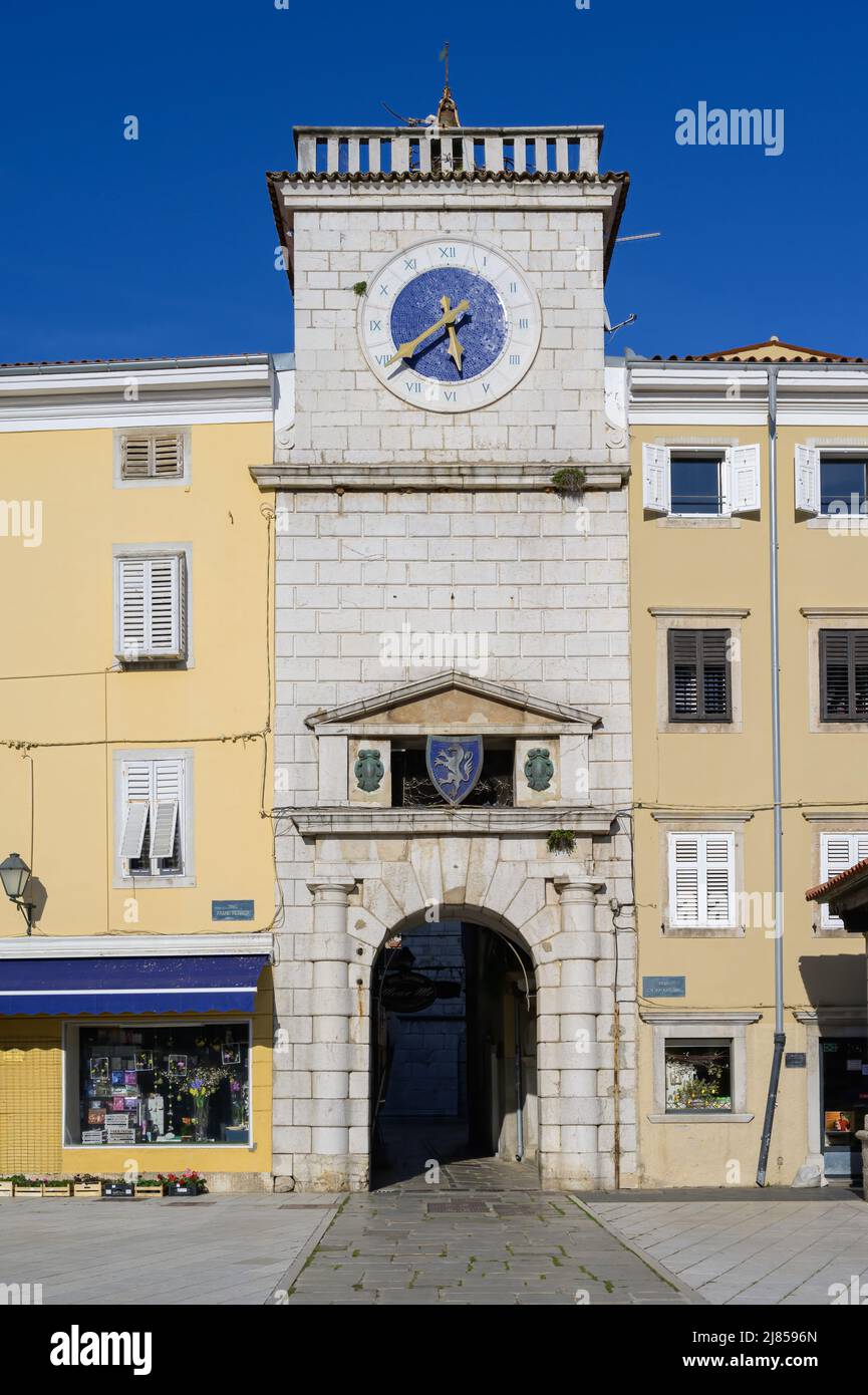 Porta della città vecchia e torre dell'orologio di Cres (Croazia), giorno di sole in primavera Foto Stock