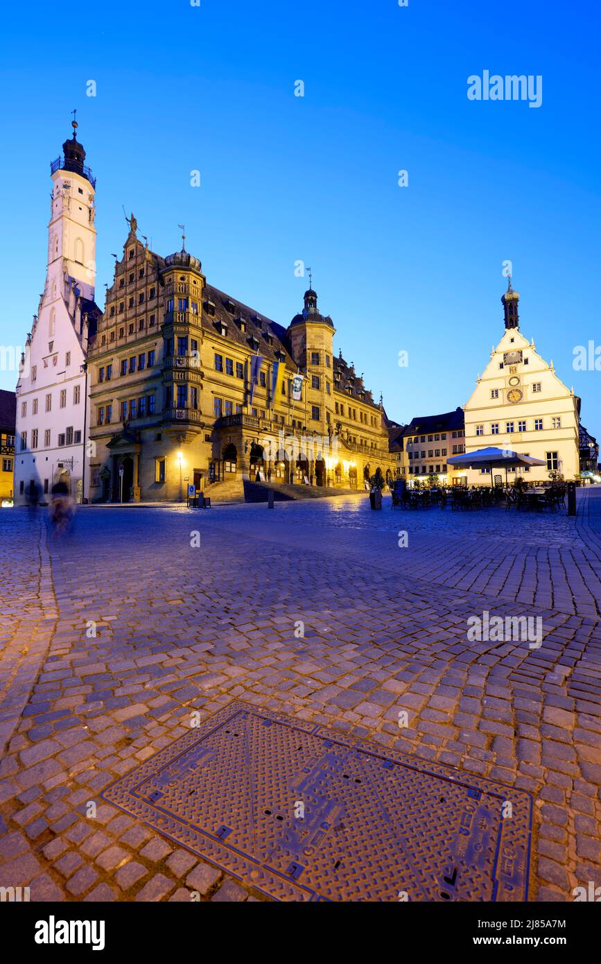 Germania Baviera strada Romantica. Rothenburg ob der Tauber. Piazza del mercato al tramonto. Il municipio Foto Stock