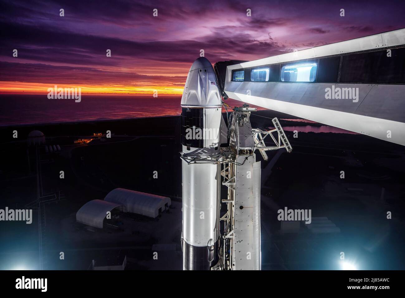 Vista del razzo SpaceX Falcon 9 con una nave spaziale Crew Dragon sulla piattaforma di lancio, prima di lanciarsi nello spazio. SpaceX Crew. Elementi di questa immagine fu Foto Stock