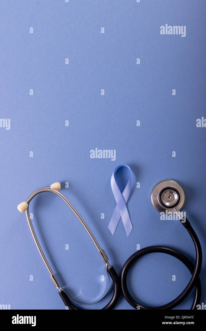 Direttamente sopra il colpo del nastro blu di consapevolezza del cancro dello stomaco e dello stetoscopio sopra lo sfondo blu Foto Stock