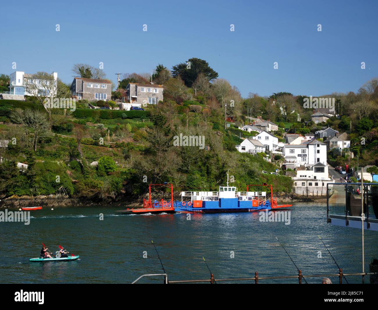 Il traghetto Bodinnick si avvicina a Bodinnick, Fowey, Cornovaglia. Foto Stock