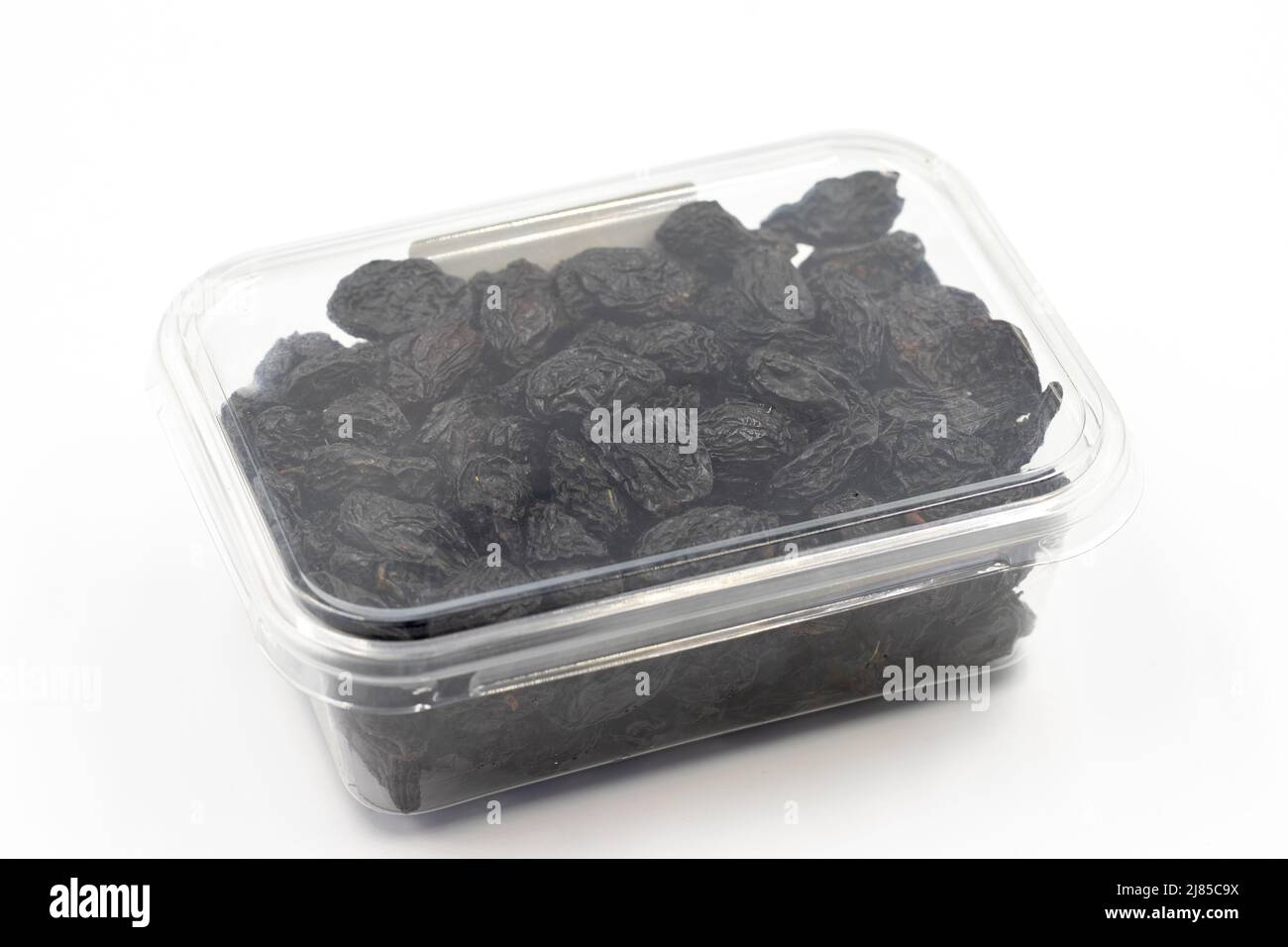 Uvetta essiccata confezionata su sfondo bianco. Noci sane. Primo piano. Foto Stock