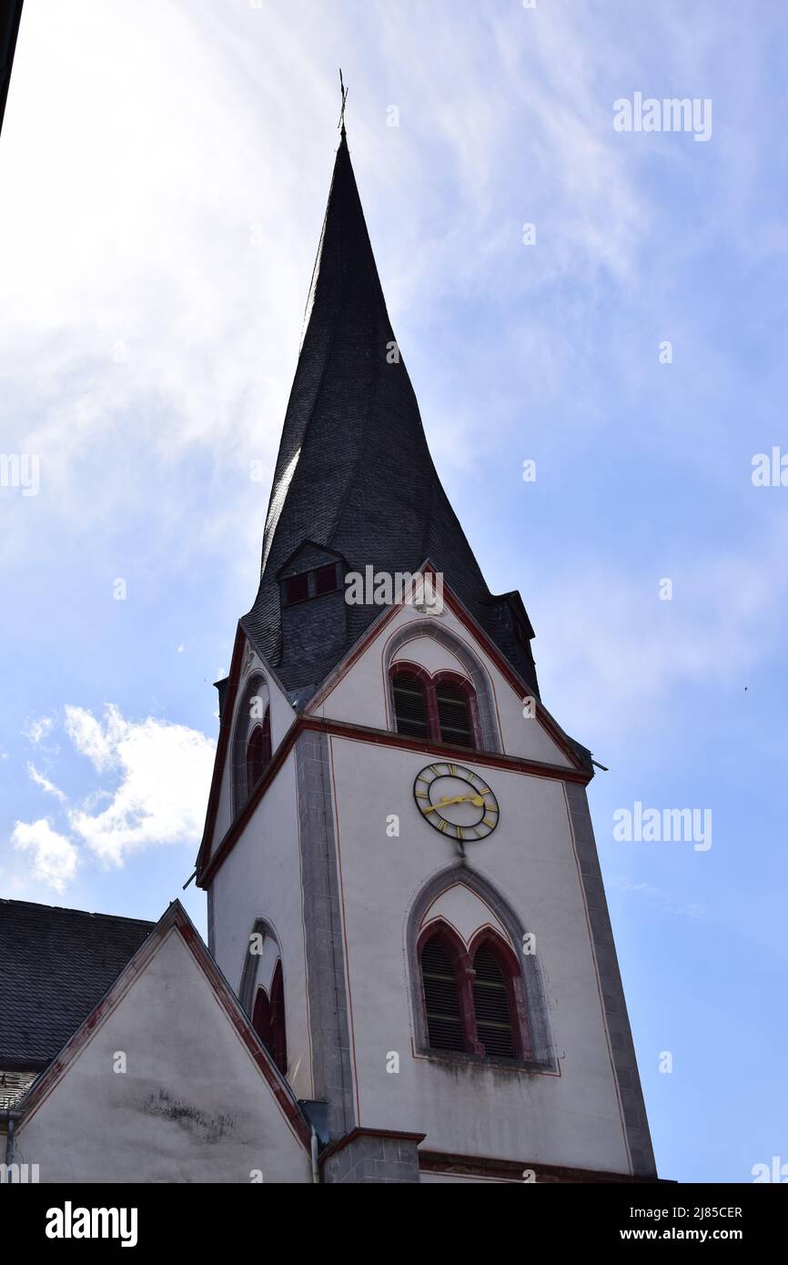 chiesa Sankt Clemens con la torre attorcigliata nel centro storico di Mayen Foto Stock