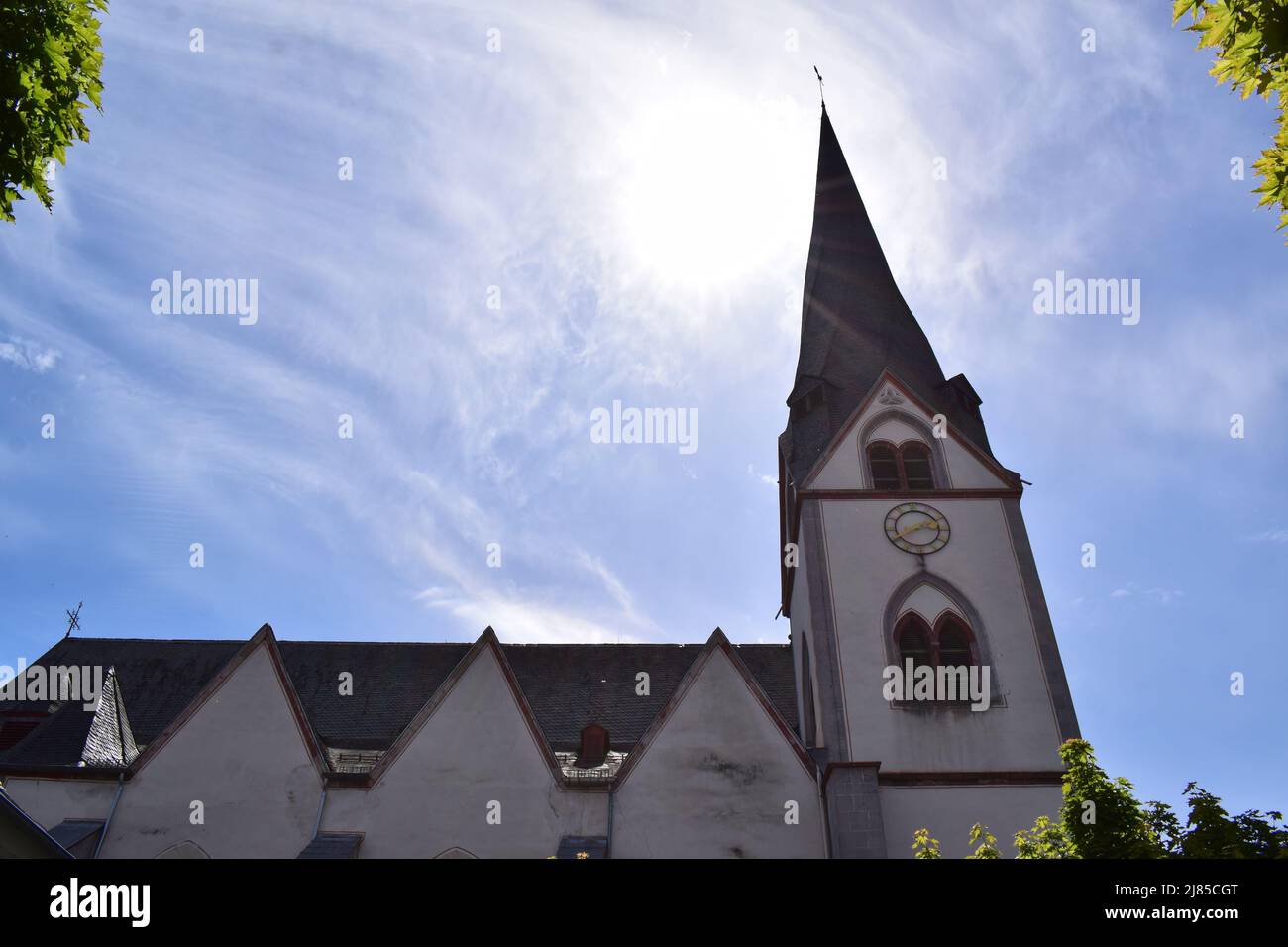 chiesa Sankt Clemens con la torre attorcigliata nel centro storico di Mayen Foto Stock