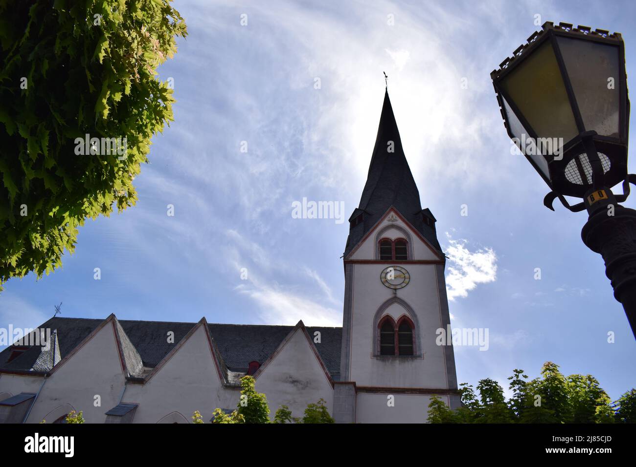 chiesa Sankt Clemens con la torre attorcigliata nel centro storico di Mayen Foto Stock