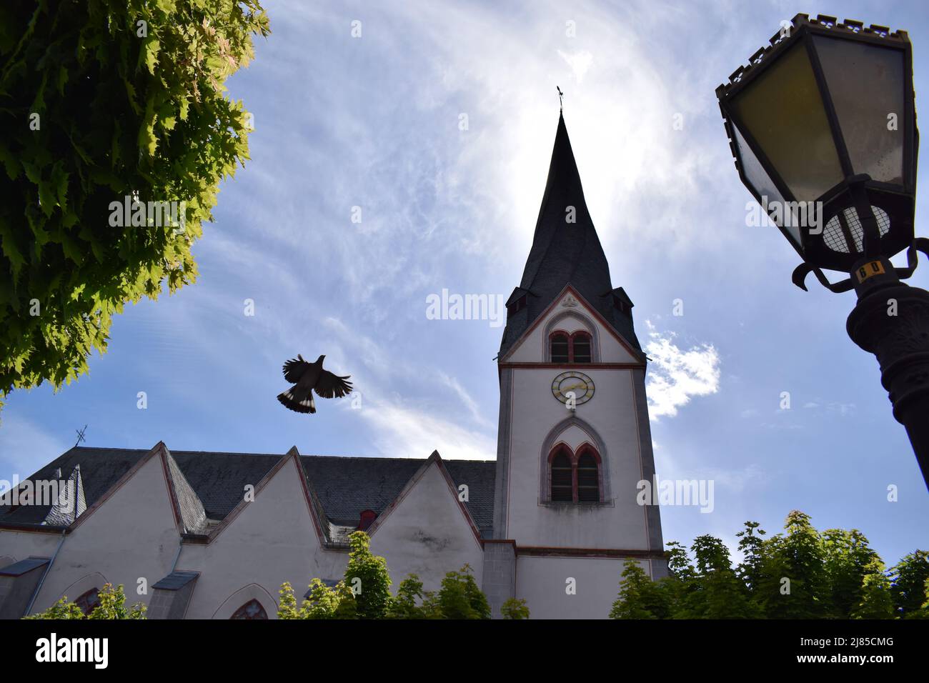 chiesa Sankt Clemens con la torre attorcigliata nel centro storico di Mayen Foto Stock