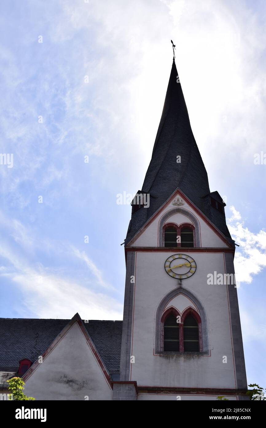 chiesa Sankt Clemens con la torre attorcigliata nel centro storico di Mayen Foto Stock