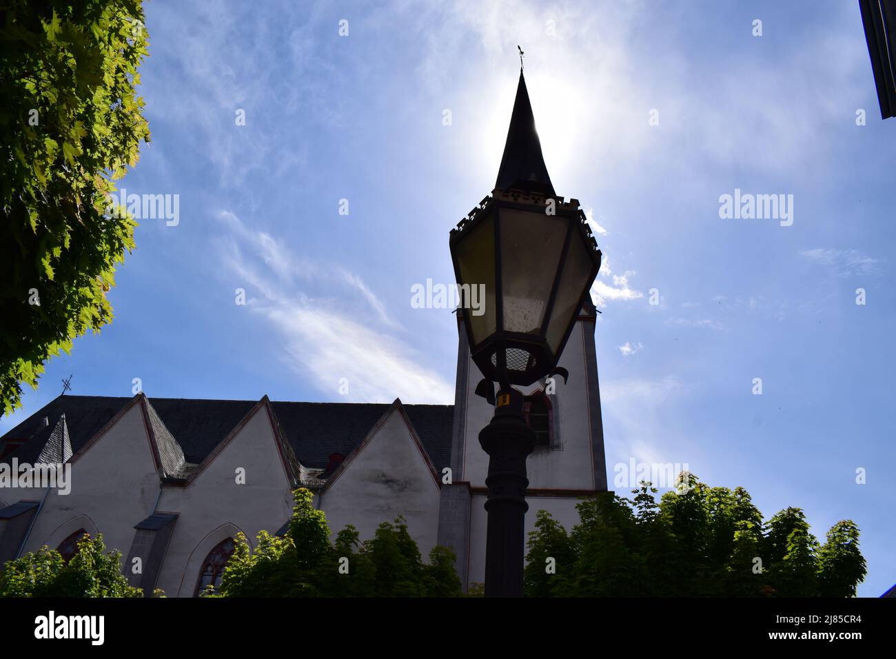 chiesa Sankt Clemens con la torre attorcigliata nel centro storico di Mayen Foto Stock