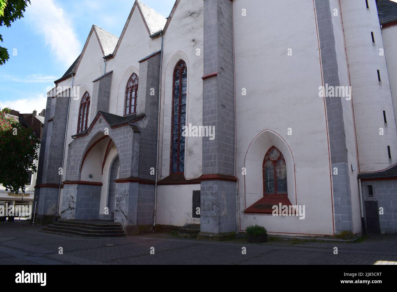 chiesa Sankt Clemens con la torre attorcigliata nel centro storico di Mayen Foto Stock