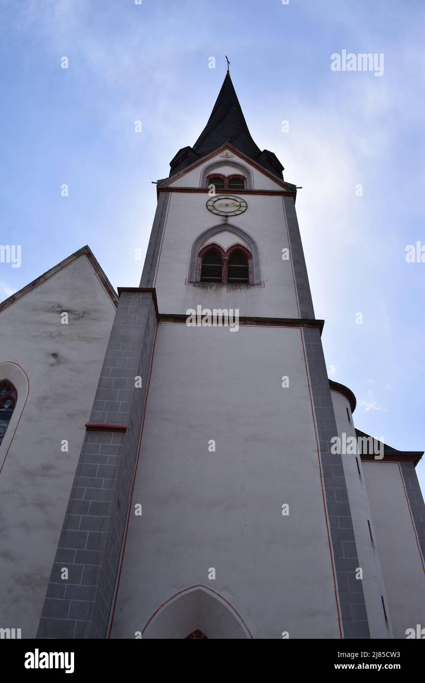 chiesa Sankt Clemens con la torre attorcigliata nel centro storico di Mayen Foto Stock