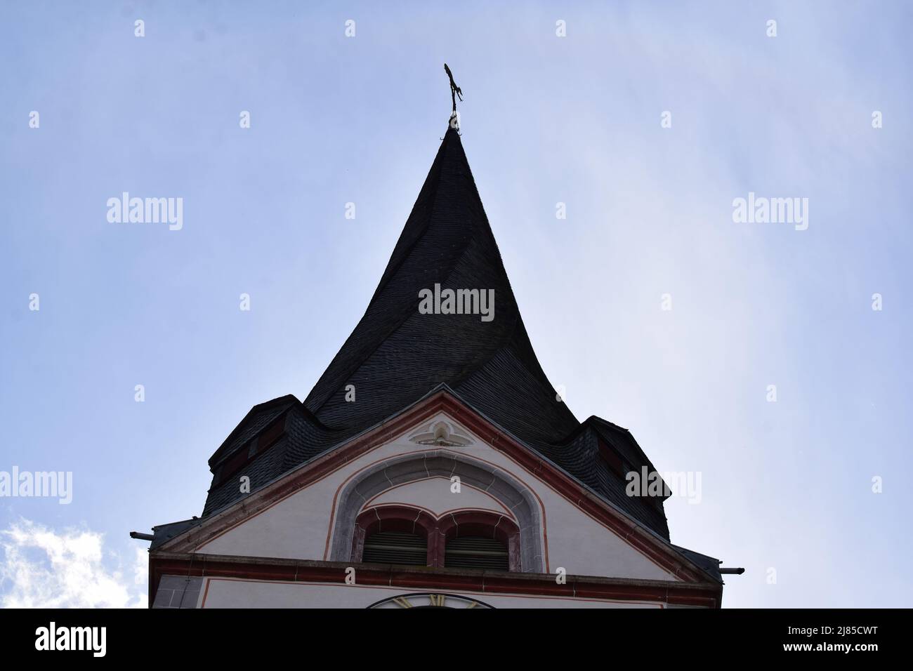 chiesa Sankt Clemens con la torre attorcigliata nel centro storico di Mayen Foto Stock