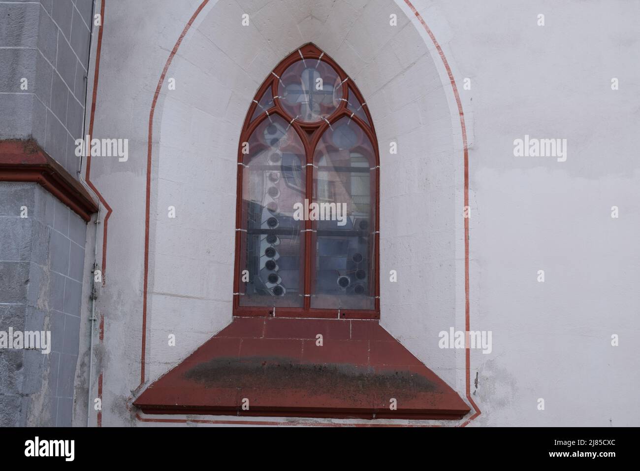 chiesa Sankt Clemens con la torre attorcigliata nel centro storico di Mayen Foto Stock