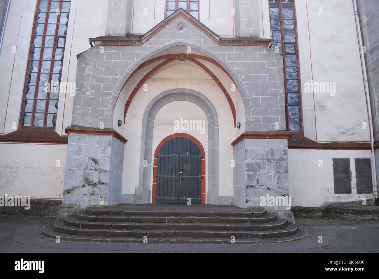 chiesa Sankt Clemens con la torre attorcigliata nel centro storico di Mayen Foto Stock