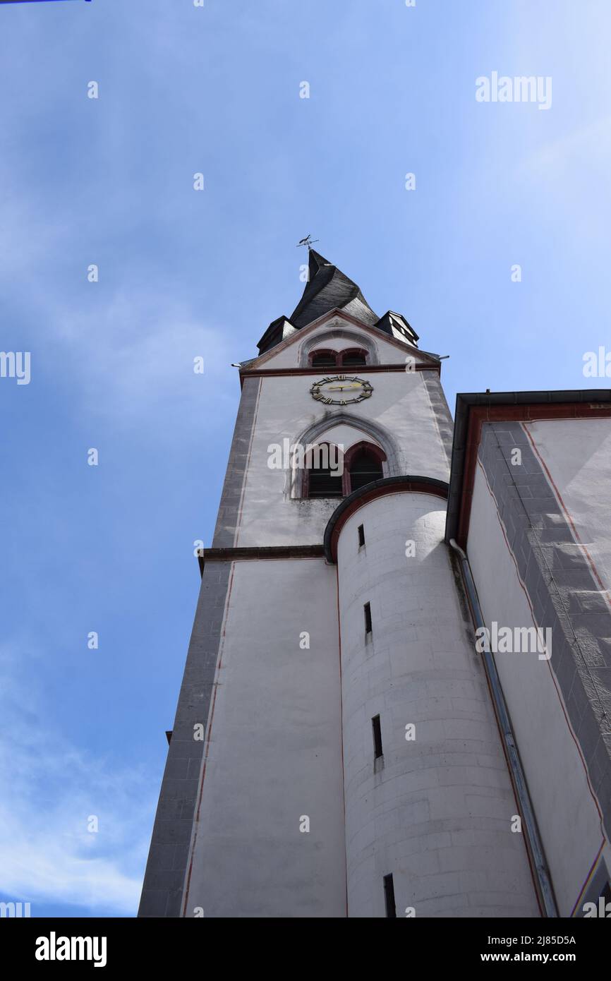 chiesa Sankt Clemens con la torre attorcigliata nel centro storico di Mayen Foto Stock