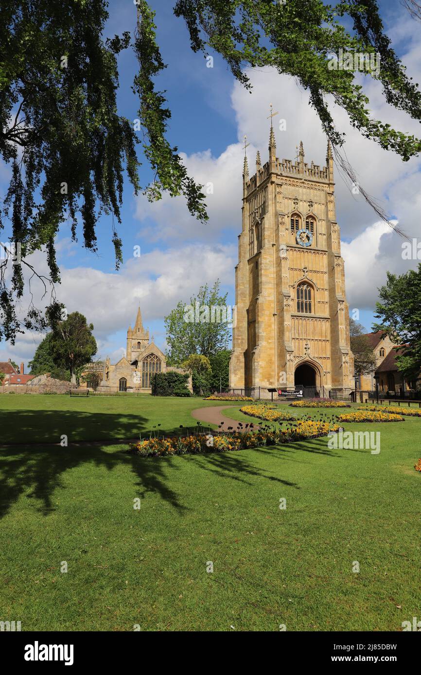 Il Campanile dell'Abbazia di Evesham, costruito tra il 1531 e il 1539, l'unica parte rimanente dell'abbazia che fu sciolta nel 1539, e la chiesa di San Lorenzo Foto Stock