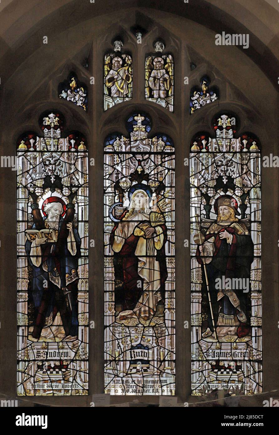 Vetrata di Percy Bacon & Brothers raffigurante Sant'Andrea, Ruth e San Giacomo il Grande, Chiesa di tutti i Santi, Evesham Foto Stock