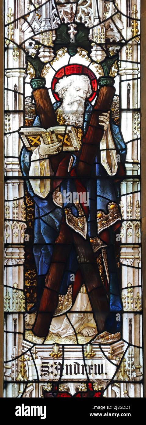 Vetrata di Percy Bacon & Brothers raffigurante Sant'Andrea, Chiesa di tutti i Santi, Evesham Foto Stock