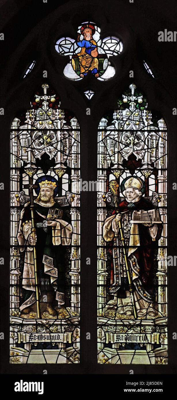 Vetrata di Percy Bacon & Brothers del 1909 raffigurante i Santi Oswald e Wilfrid, All Saints Church, Evesham Foto Stock
