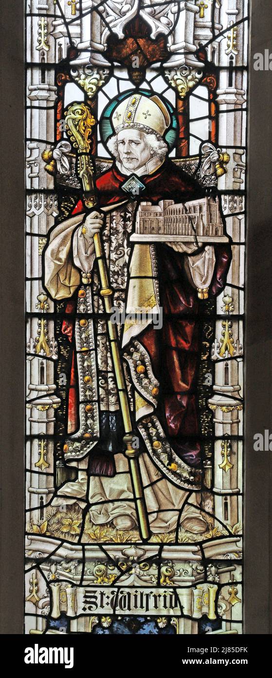 Vetrata di Percy Bacon & Brothers raffigurante St Wilfrid, Vescovo di Hexham, fondatore dell'Abbazia di Hexham, della Chiesa di tutti i Santi, Evesham Foto Stock