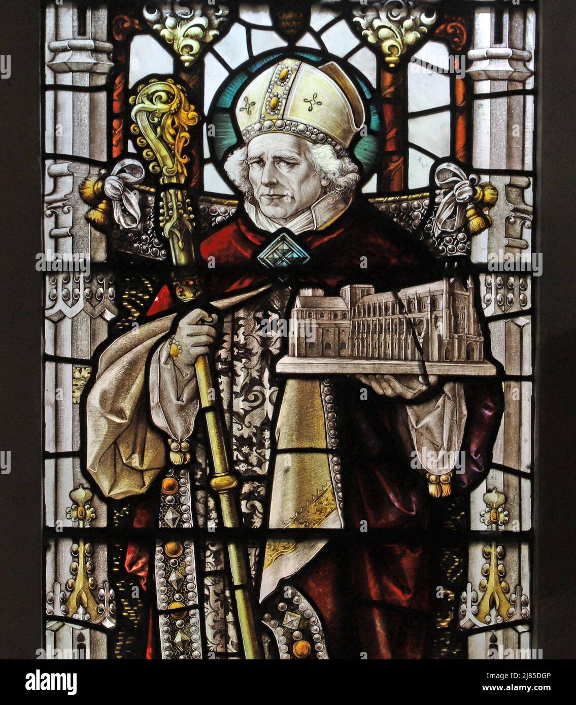 Vetrata di Percy Bacon & Brothers raffigurante St Wilfrid, Vescovo di Hexham, fondatore dell'Abbazia di Hexham, della Chiesa di tutti i Santi, Evesham Foto Stock