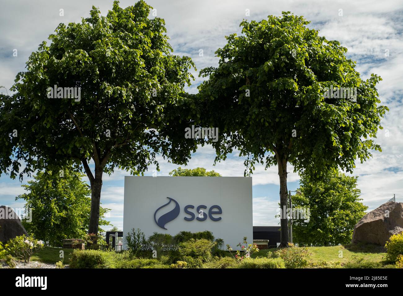 SSE Head Office segno sotto gli alberi Foto Stock