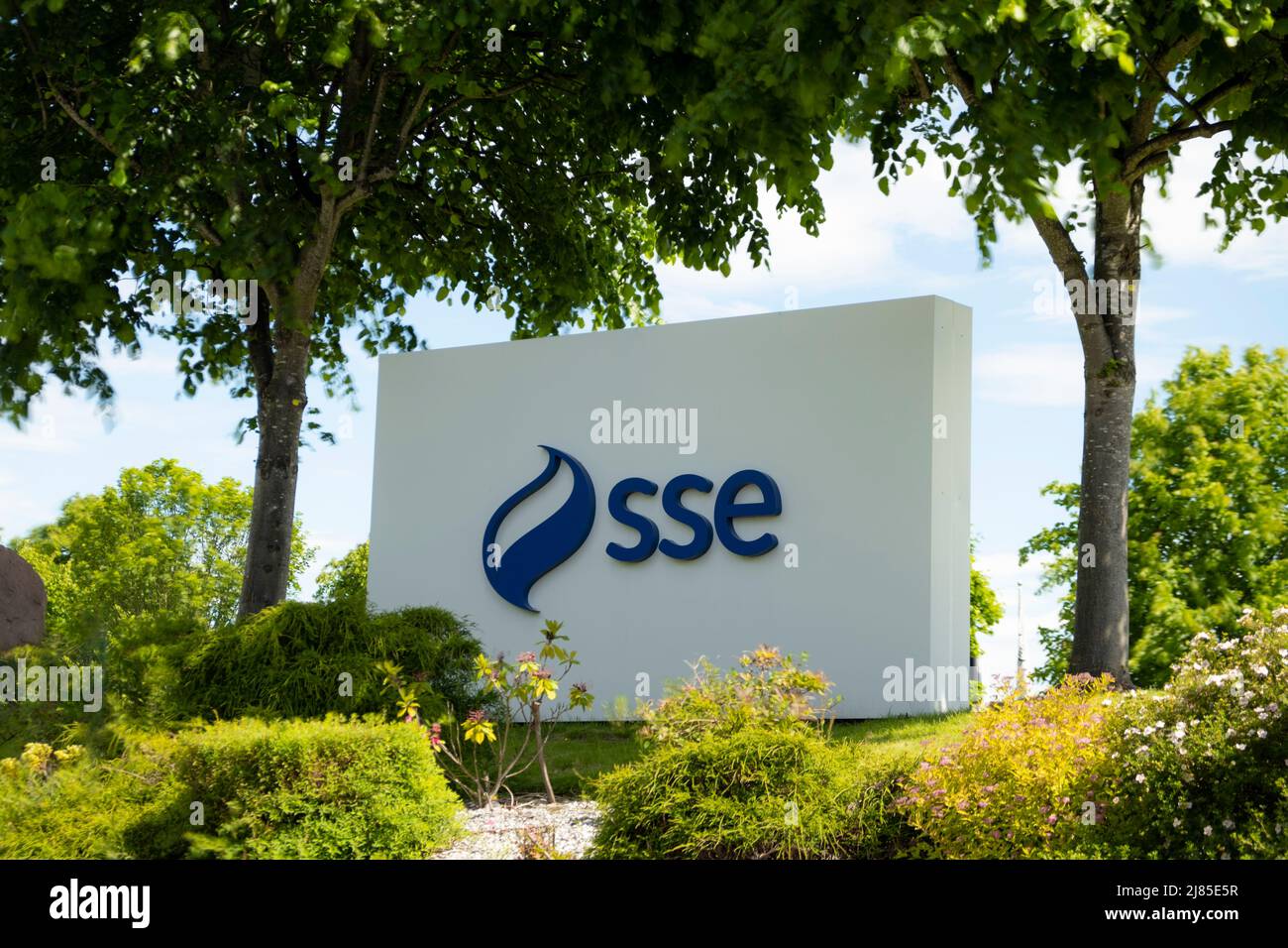 SSE Head Office segno sotto gli alberi Foto Stock