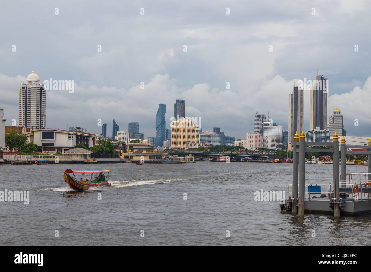 Il fiume Chaophraya e il paesaggio urbano di Bangkok Thailandia Sud-est asiatico Foto Stock