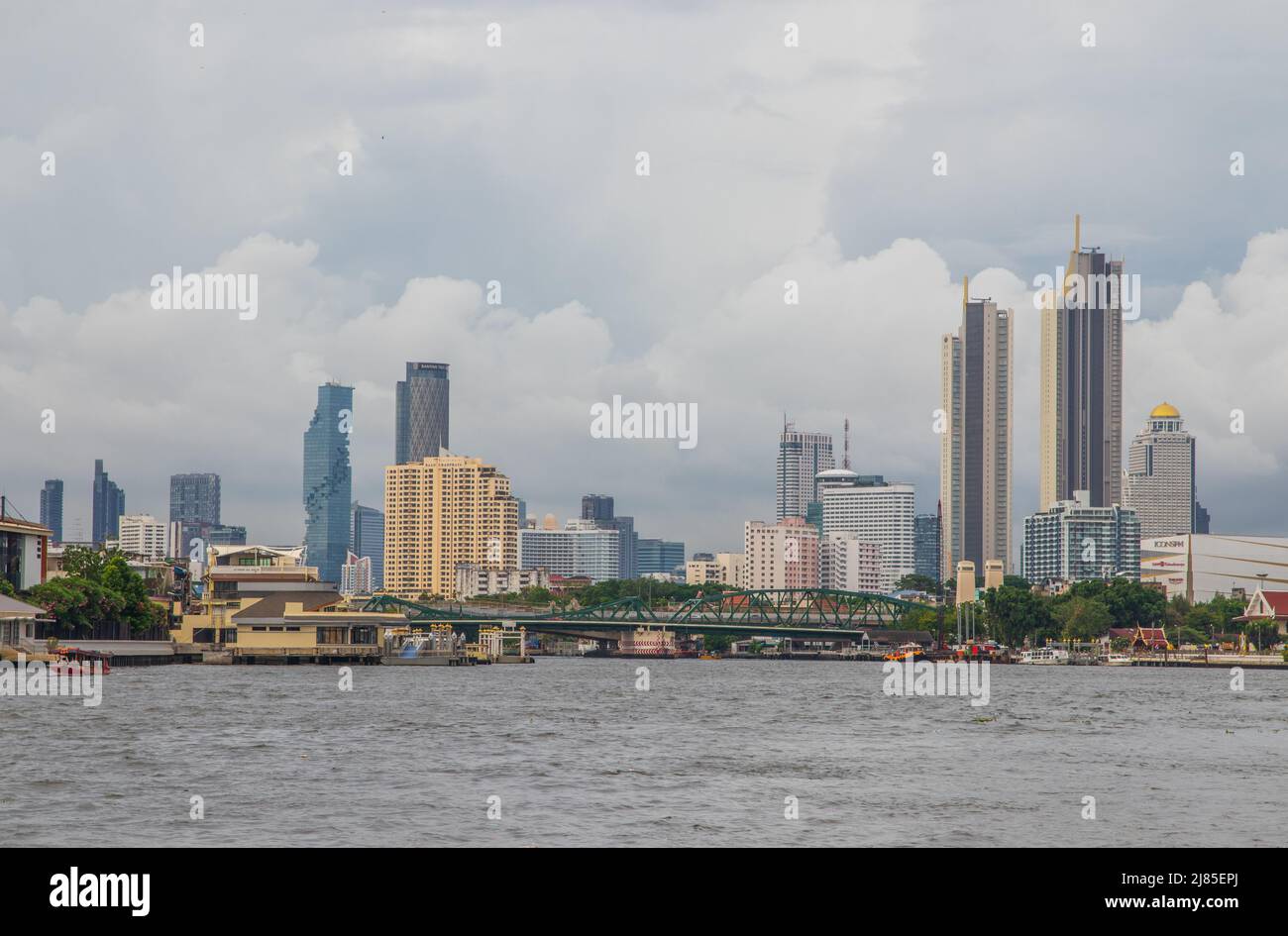 Il fiume Chaophraya e il paesaggio urbano di Bangkok Thailandia Sud-est asiatico Foto Stock