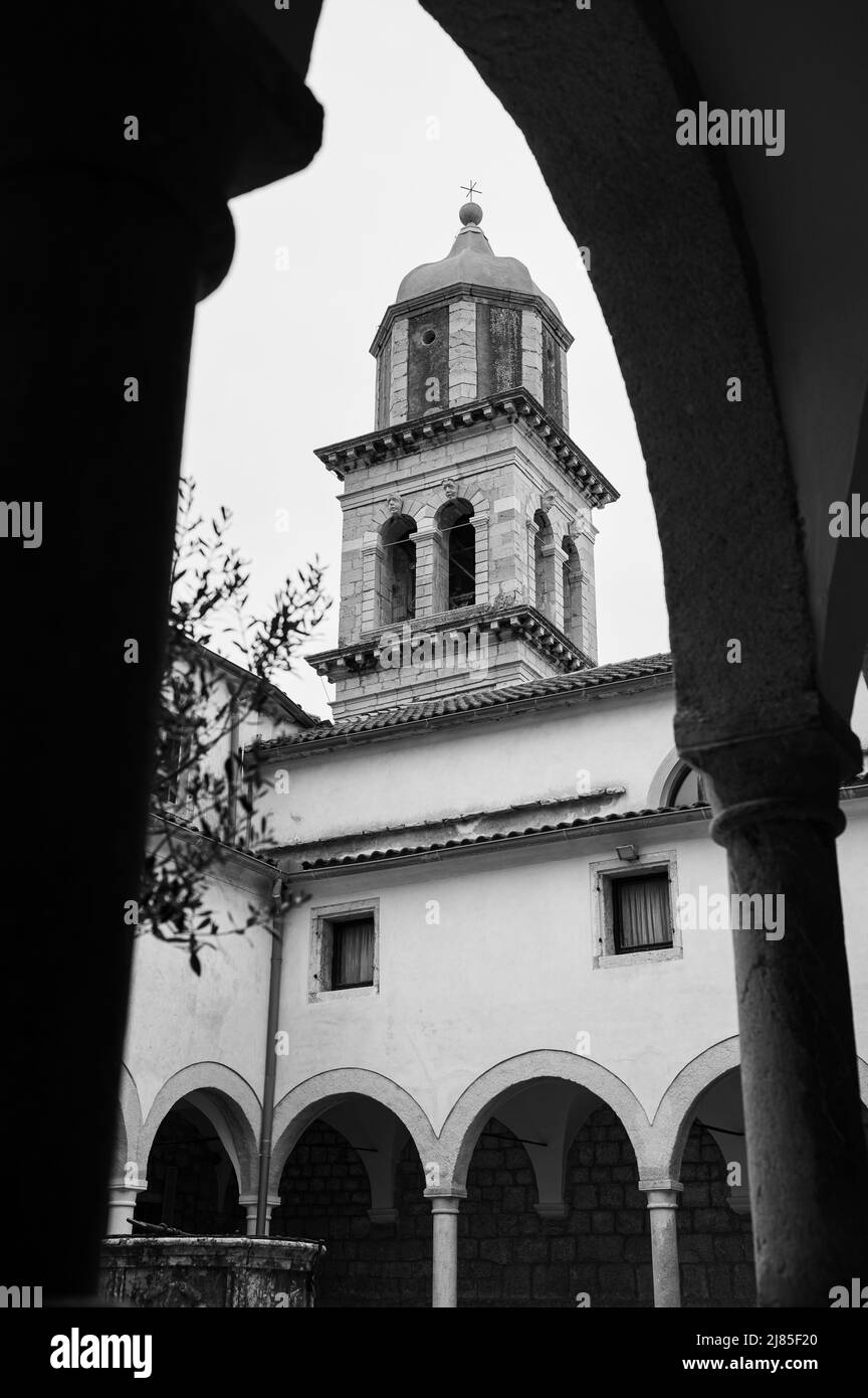 Cortile interno del convento di San Francesco e della Chiesa con pozzo antico a Cres (Croazia) Foto Stock