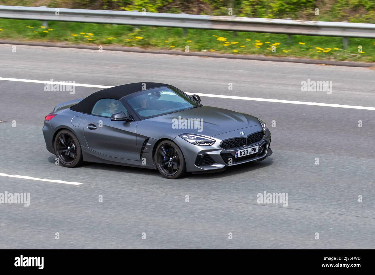 BMW Z4 M40l 2021 grigio 2998 cc benzina, cambio manuale a 8 marce, cabriolet, 2 posti decappottabile. Guida di auto sportive sull'autostrada M61 nel Regno Unito Foto Stock