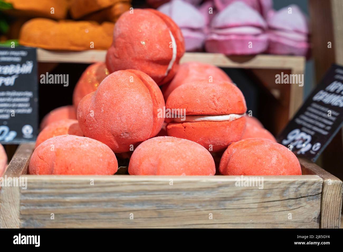 Le bellissime bombe aromatiche fatte a mano di Peach in una scatola di legno Foto Stock