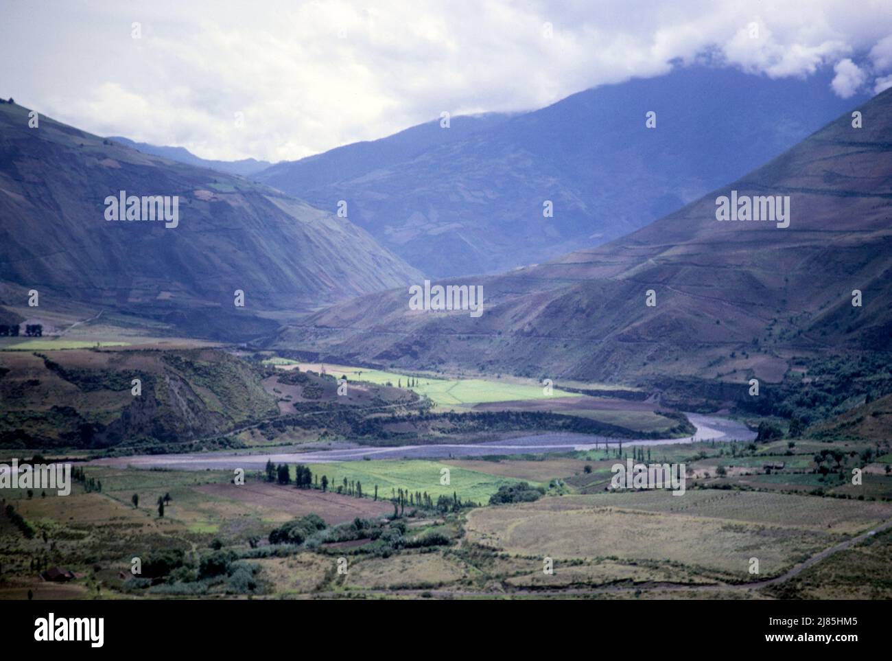 Fiume Rio Pastaza erodendo flussi di lava dal vulcano Tungurahua creando terrazze, Sud America 1962 Foto Stock