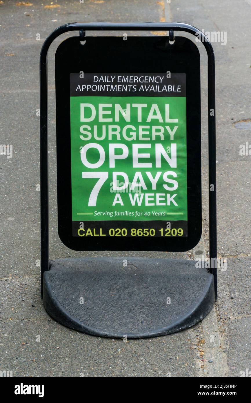 Firma fuori un dentista di Londra del sud in Beckenham annuncia un ambulatorio dentistico aperto 7 giorni alla settimana e con gli appuntamenti giornalieri di emergenza disponibili. Foto Stock