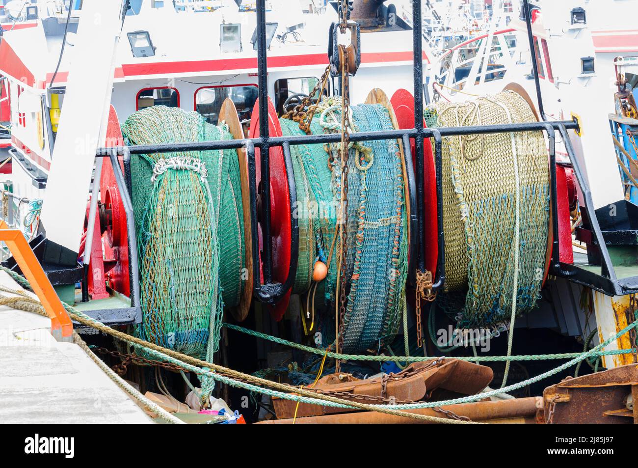 Pescherecci con reti da traino a Kilkeel Harbour, County Down, Irlanda del Nord, Regno Unito Foto Stock