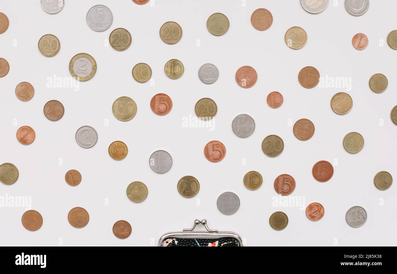 Portafoglio aperto con diverse monete isolate su sfondo bianco vista dall'alto. Crisi finanziaria, povertà, mancanza di denaro concetto Foto Stock